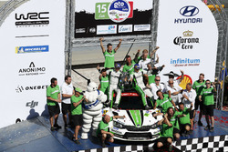 Yarış galibi WRC2 Pontus Tidemand, Jonas Andersson, koda Motorsport koda Fabia R5 with the team