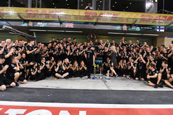 Yarış galibi Valtteri Bottas, Mercedes AMG F1 ve eşi Emilia Pikkarainen, takım kutlamalarında