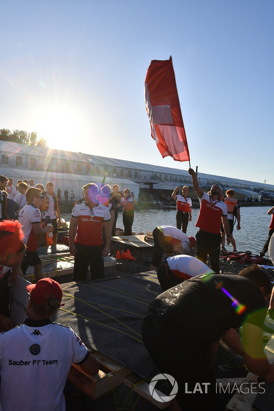 Sauber at the raft race