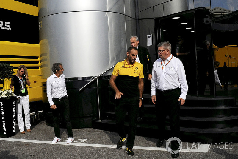 Jérôme Stoll, Director de Renault Sport F1, Alain Prost, consejero especial de Renault Sport F1 Team, Cyril Abiteboul, Managing Director de Renault Sport F1 y Ross Brawn, fórmula uno gestión de Director de deportes de motor en el motorhome de McLaren