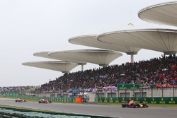 Daniel Ricciardo, Red Bull Racing RB13; Kimi Räikkönen, Ferrari SF70H; Sebastian Vettel, Ferrari SF7