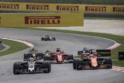 Kevin Magnussen, Haas F1 Team VF-17 ve Fernando Alonso, McLaren MCL32