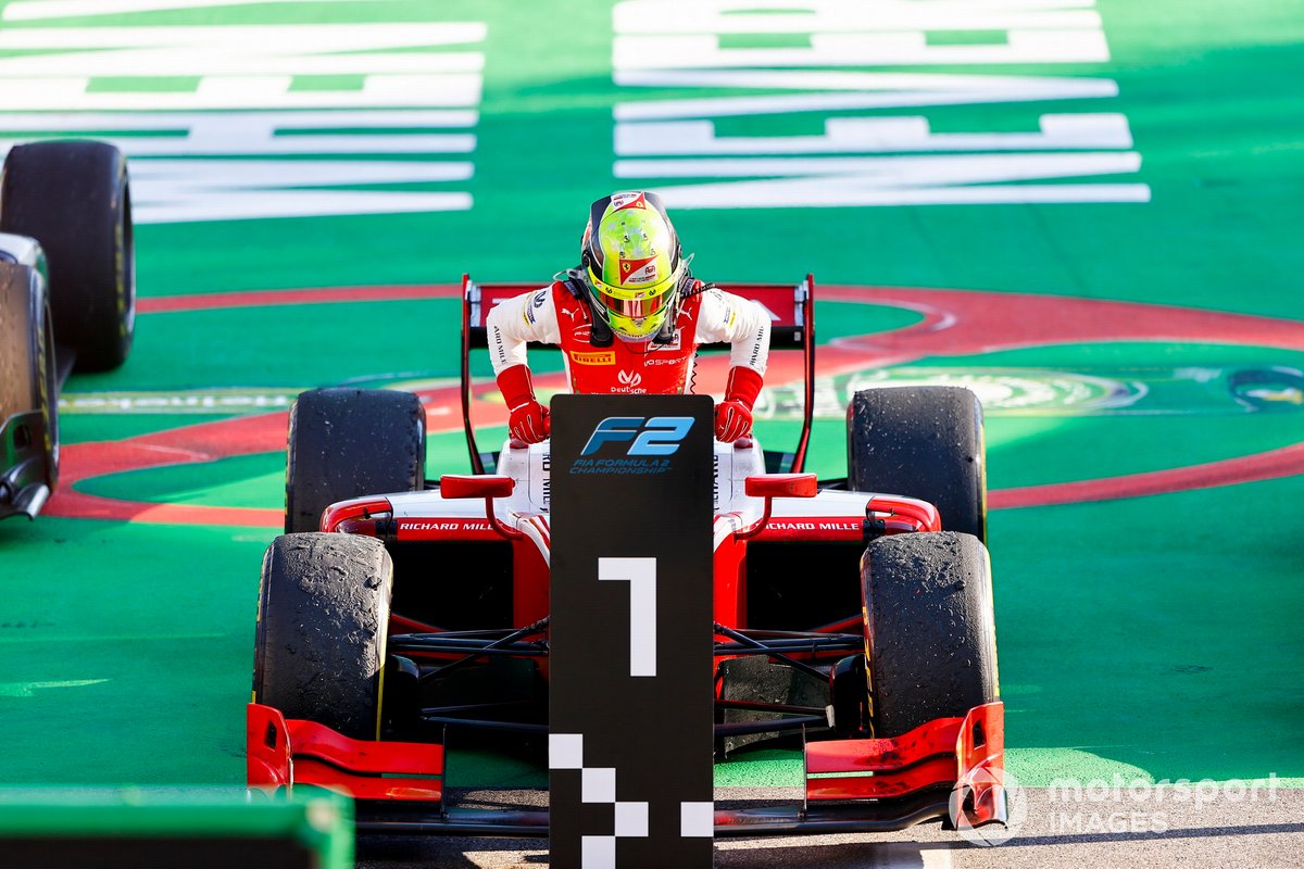 Il vincitore della gara Mick Schumacher, Prema Racing festeggia al Parc Ferme