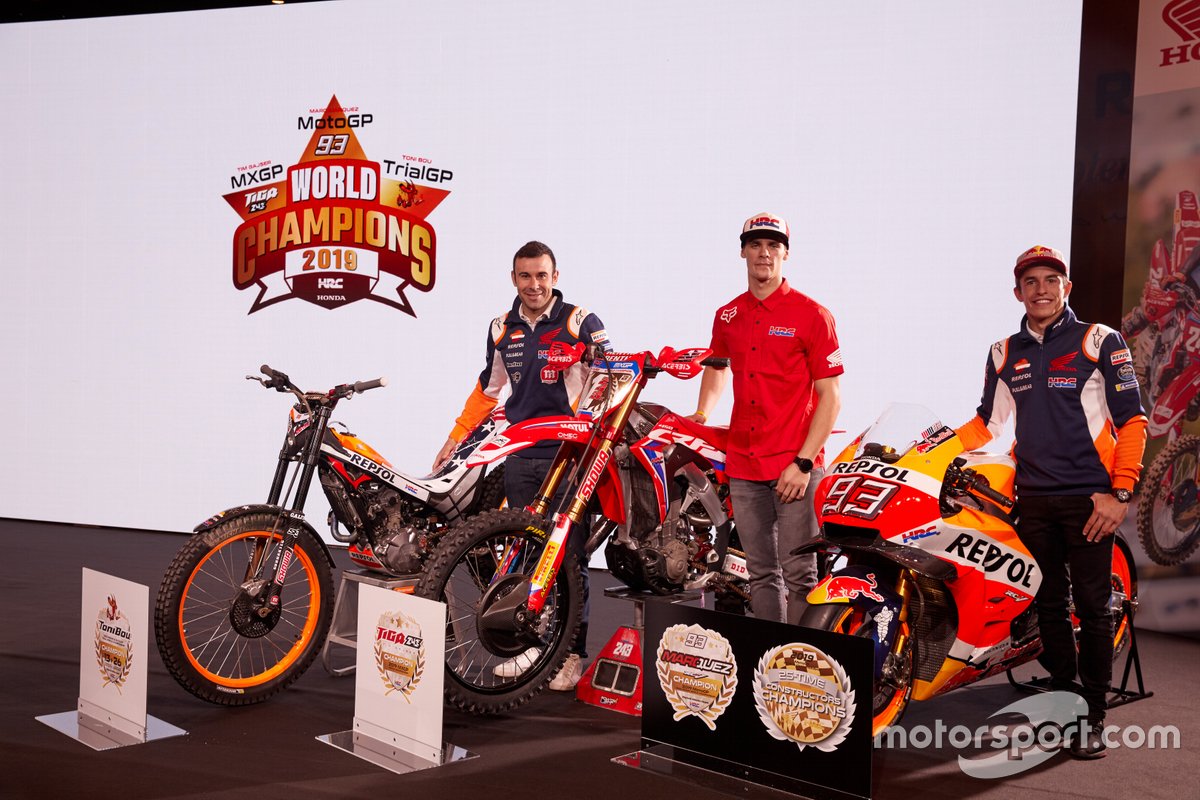 Tim Gajser en Marc Marquez met wereldkampioen Trial GP Toni Bou (links)