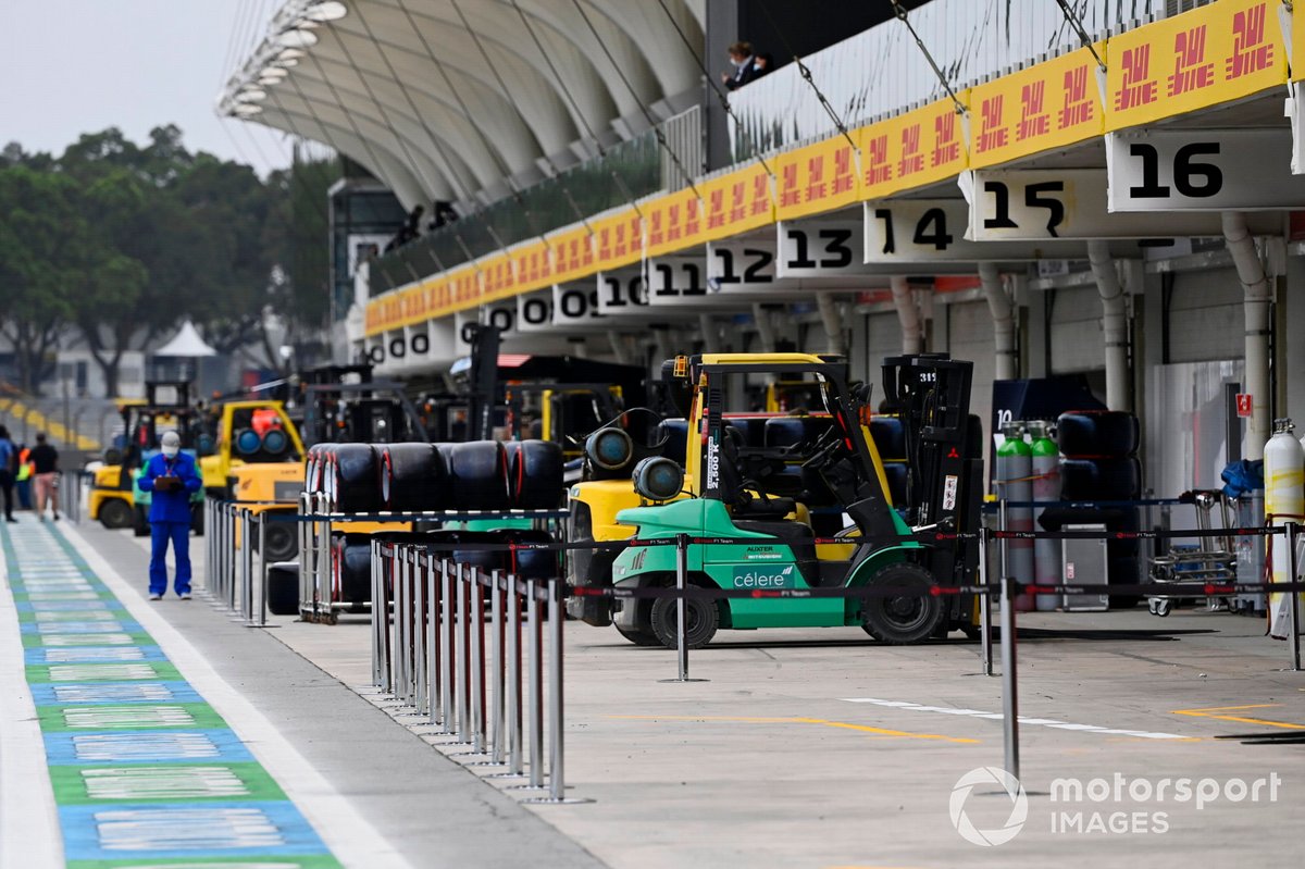 Nella pit lane di Interlagos non ci sono monoposto ma carrelli elevatori...