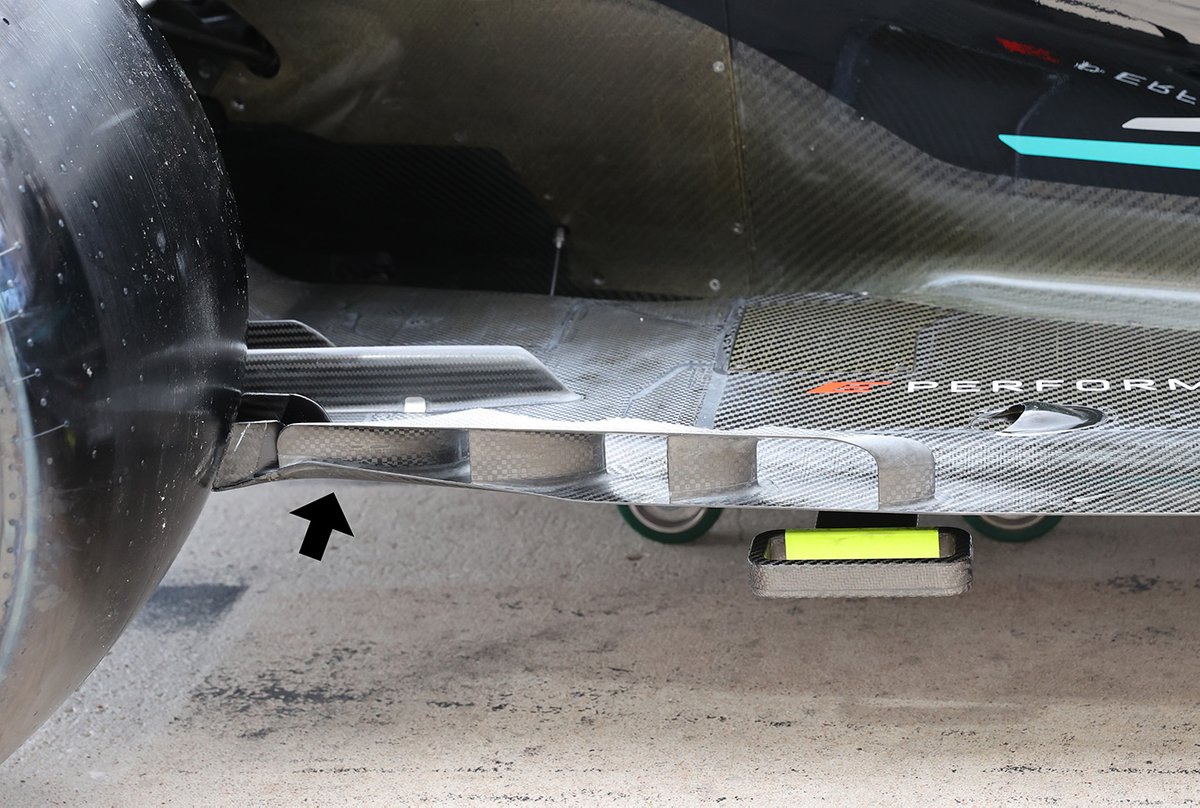 Mercedes W12, dettaglio del fondo con un ricciolo nel bordo d'uscita