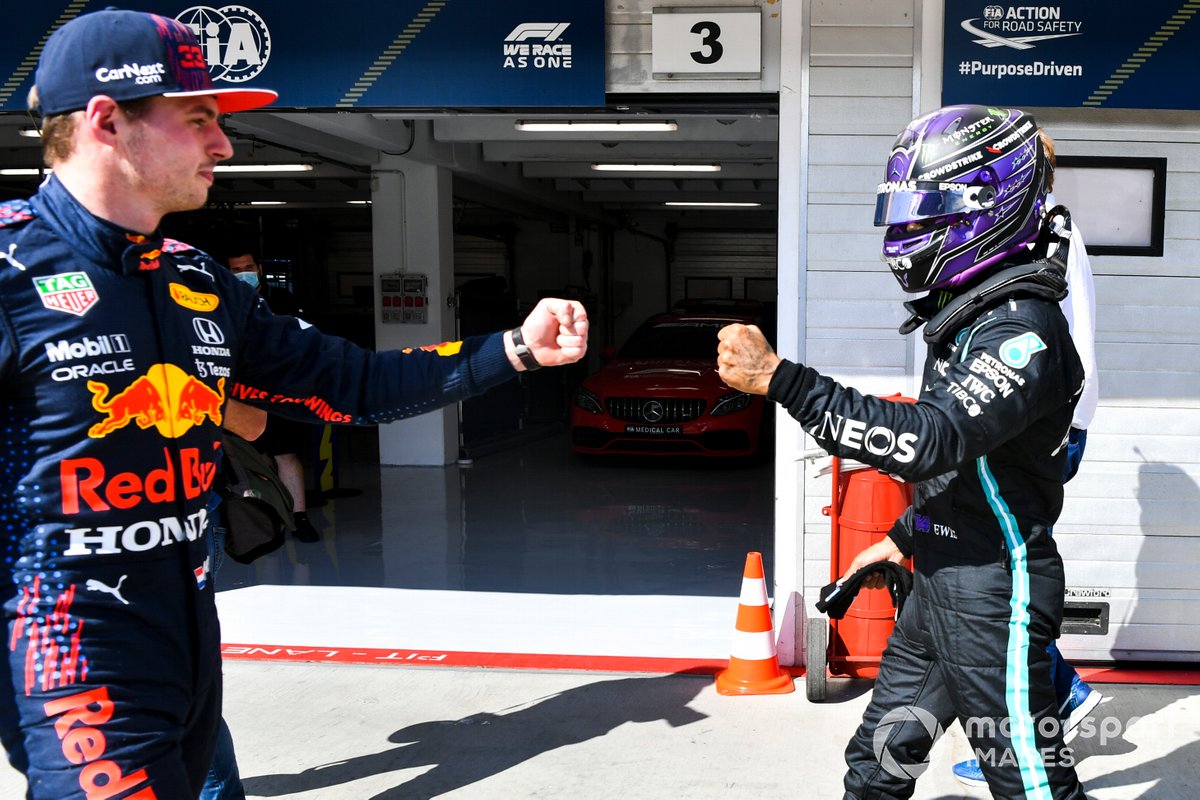 Peraih pole position Lewis Hamilton, Mercedes, bertemu Max Verstappen, Red Bull Racing, di Parc Ferme saat berlangsungnya F1 GP Hungaria 2021 lalu.