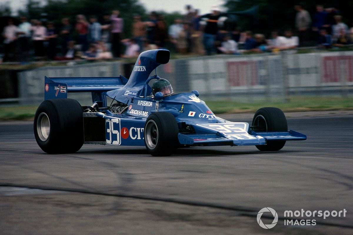 De eerste Japans F1-coureur Hiroshi Fushida, hier in actie in de training voor de Britse GP.