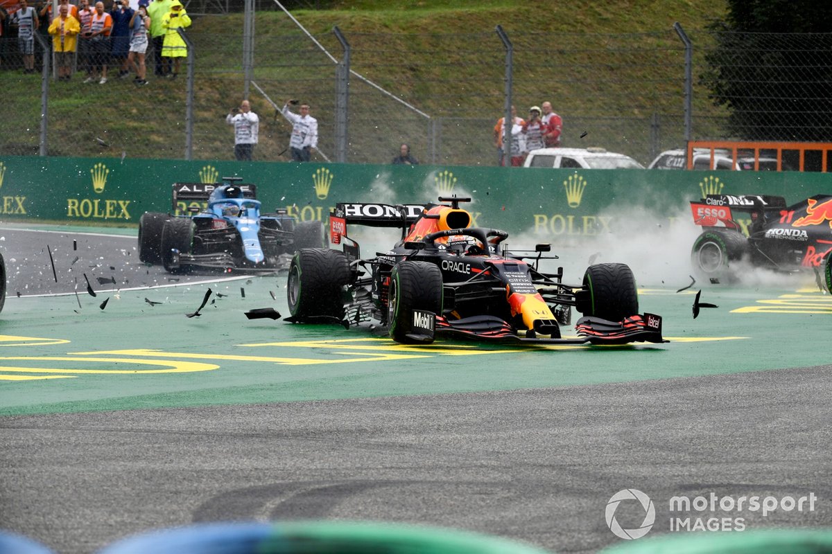 Lando Norris, McLaren MCL35M, Max Verstappen, Red Bull Racing RB16B, y Valtteri Bottas, Mercedes W12, en el choque del arranque de la competencia.