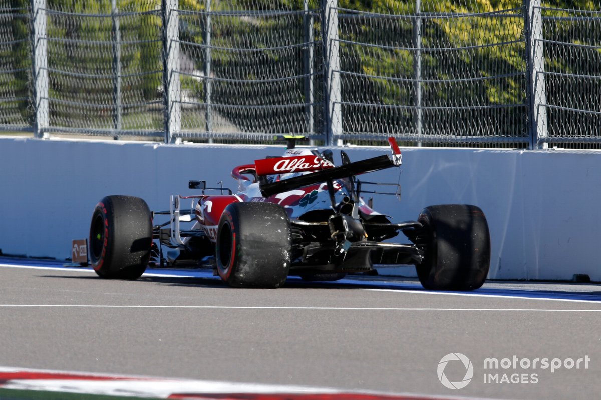 Antonio Giovinazzi, Alfa Romeo Racing C41 crashes during practice