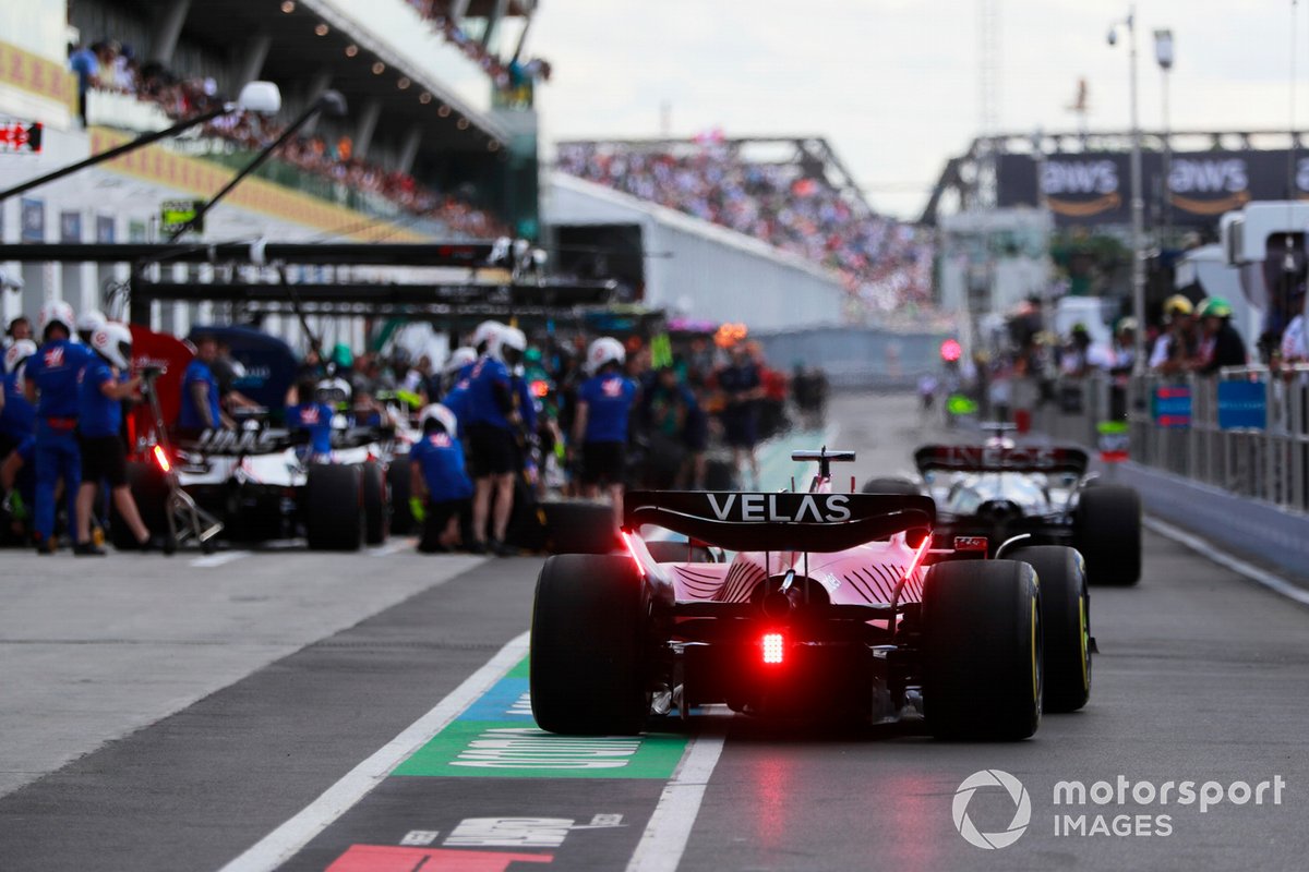 George Russell devant Charles Leclerc dans les stands