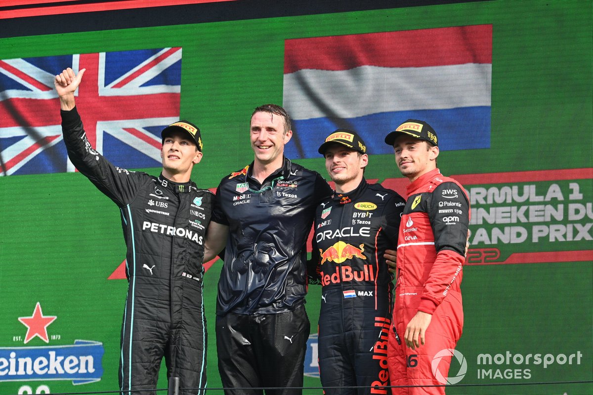Podio: segundo lugar George Russell, Mercedes-AMG, ganador Max Verstappen, Red Bull Racing, tercer lugar Charles Leclerc, Ferrari