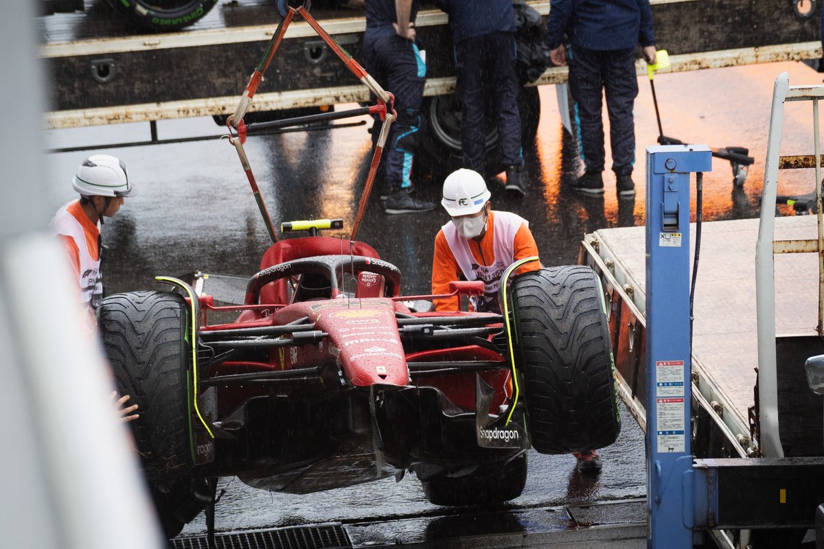 Carlos Sainz crasht door aquaplaning in Japan.