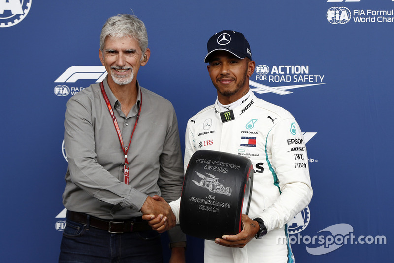 Le poleman Lewis Hamilton, Mercedes AMG F1 remet le trophée de la pole position des mains de Damon Hill