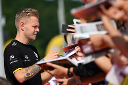 Kevin Magnussen, Renault deelt handtekeningen uit