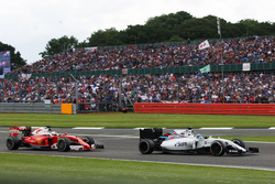 Felipe Massa, Williams FW38 precede Sebastian Vettel, Ferrari SF16-H