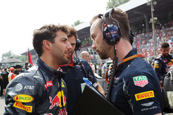 Daniel Ricciardo, Red Bull Racing met Simon Rennie, Red Bull Racing Race Engineer op de startopstell