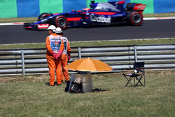 I Marshal osservano Daniil Kvyat, Scuderia Toro Rosso STR12