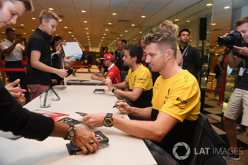 Nico Hulkenberg, Renault Sport F1 Team and Jolyon Palmer, Renault Sport F1 Team sign autographs for the fans