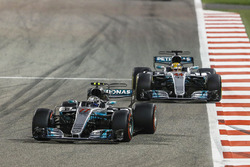 Valtteri Bottas, Mercedes F1 W08; Lewis Hamilton, Mercedes F1 W08; Felipe Massa, Williams FW40