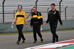 Главный гоночный инженер Renault Sport F1 Team Сиарон Пилбим, технический директор команды Боб Белл и спортивный директор Алан Пермейн