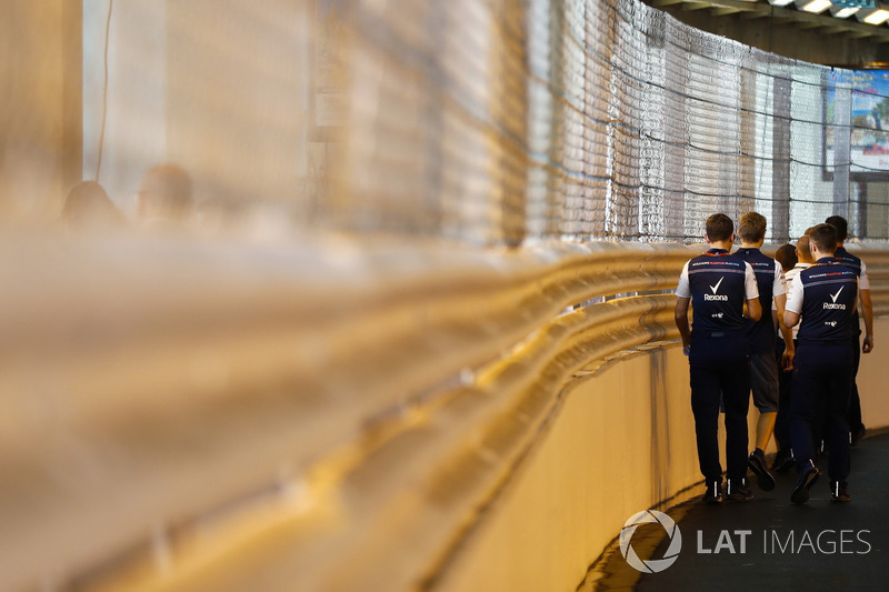 I membri del team Williams passano attraverso il tunnel