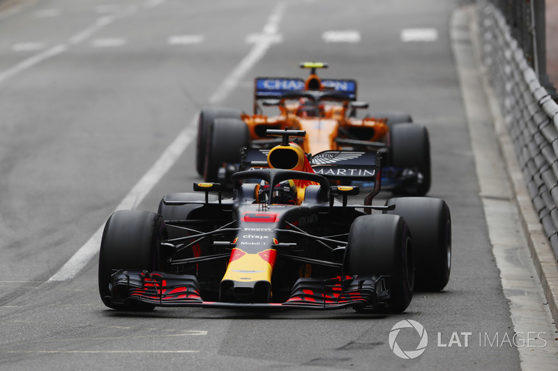 Daniel Ricciardo, Red Bull Racing RB14, Stoffel Vandoorne, McLaren MCL33