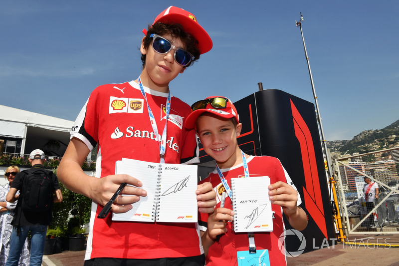 Des fans de Ferrari avec Fernando Alonso, McLaren