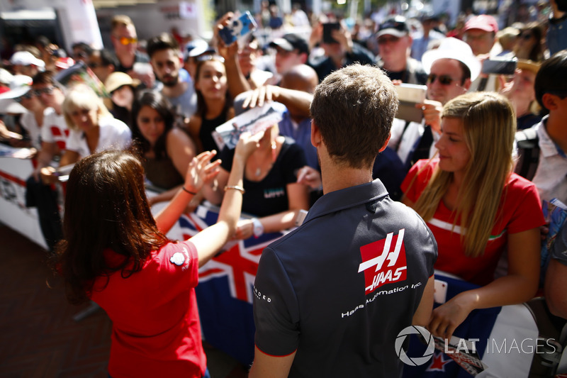 Romain Grosjean, Haas F1 Team, signe des autographes