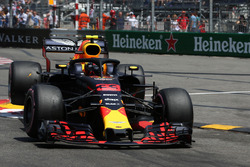 Max Verstappen, Red Bull Racing RB14 bariyerlere çarpıyor