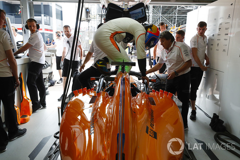 Fernando Alonso, McLaren, sube a su auto