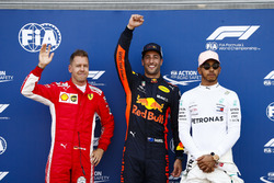 Daniel Ricciardo, Red Bull Racing, festeggia la pole position tra Sebastian Vettel, Ferrari, e Lewis Hamilton, Mercedes AMG F1