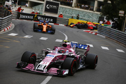 Esteban Ocon, Force India VJM11, precede Fernando Alonso, McLaren MCL33