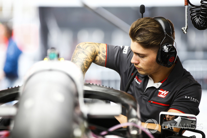 Сотрудник команды Haas за работой