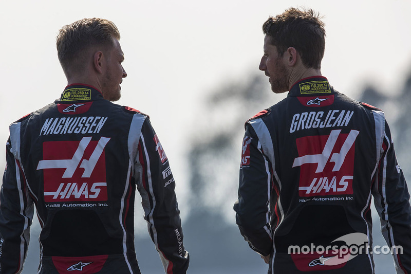 Гонщики Haas F1 Team Кевин Магнуссен и Ромен Грожан