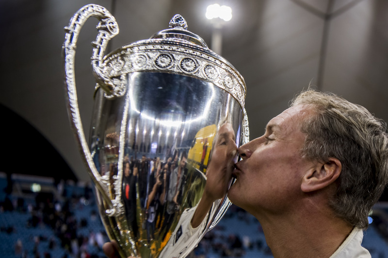 Le vainqueur David Coulthard fête sa victoire avec son trophée