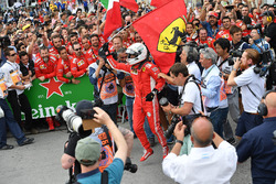 Il vincitore della gara Sebastian Vettel, Ferrari, festeggia nel parco chiuso
