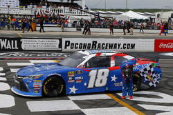 Race winner Kyle Busch, Joe Gibbs Racing, Toyota Camry Comcast Salute to Service Juniper