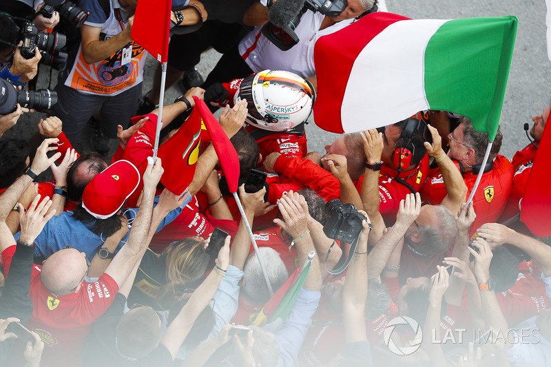 Sebastian Vettel, Ferrari, rayakan kemenangan di parc ferme