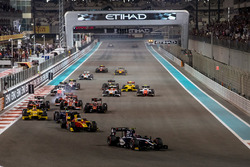 Artem Markelov, RUSSIAN TIME, leads Nyck De Vries, Racing Engineering startta