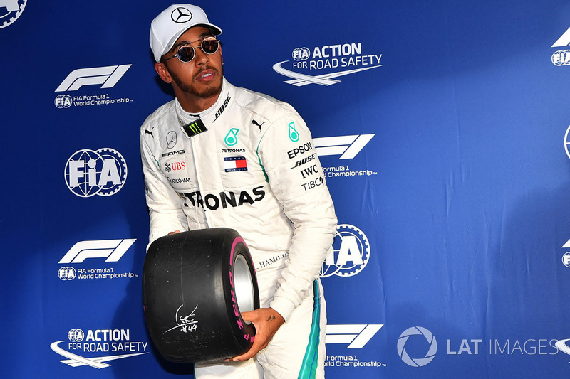 Il poleman Lewis Hamilton, Mercedes-AMG F1 festeggia nel parco chiuso con il Pirelli Pole Position Award