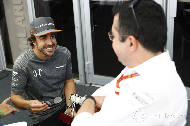 Fernando Alonso, McLaren, habla con Eric Boullier, Director deportivo, McLaren, después de recibir un premio
