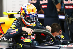 Max Verstappen, Red Bull Racing RB12, met de halo cockpitbescherming