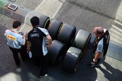 Pirelli bandentechnicus met Sahara Force India F1 Team monteurs