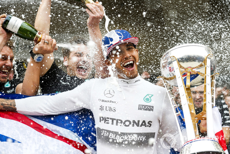 Lewis Hamilton, Mercedes AMG, celebra su tercer Mundial