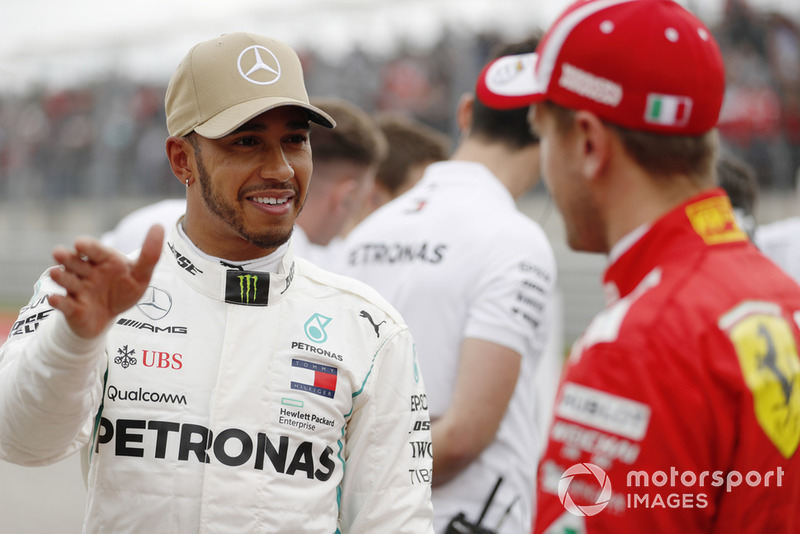 Hamilton kedélyesen beszélgetett Vettellel a rajtelsőségét követően