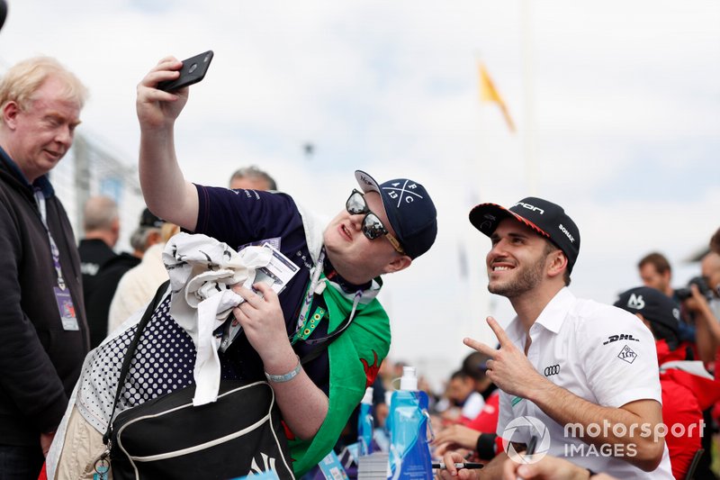 Daniel Abt, Audi Sport ABT Schaeffler takes a selfie at the autograph session