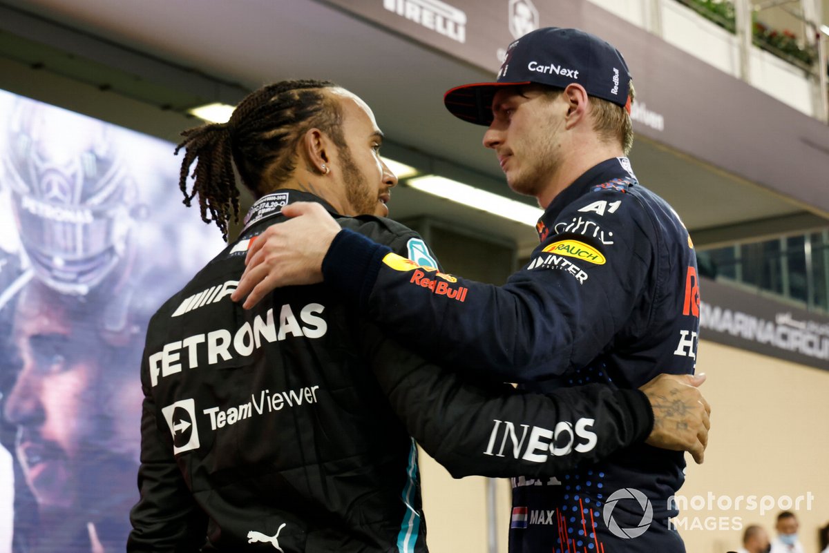 Lewis Hamilton, Mercedes, 2e positie, Max Verstappen, Red Bull Racing, 1e positie, feliciteren elkaar in Parc Ferme