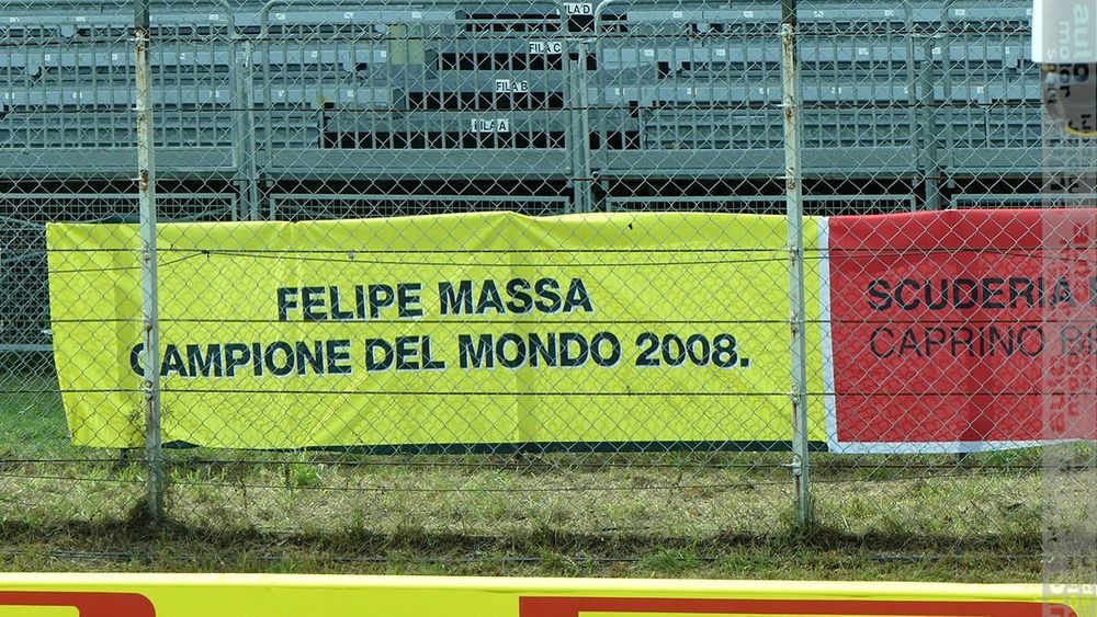 El cartel que menciona a Felipe Massa como campeón mundial de la F1 2008 que apareció el jueves en Monza.