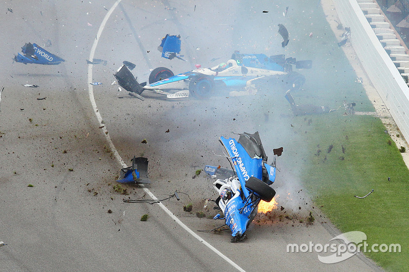 Scott Dixon, Chip Ganassi Racing Honda, Jay Howard, Schmidt Peterson Motorsports Honda involved in a huge crash